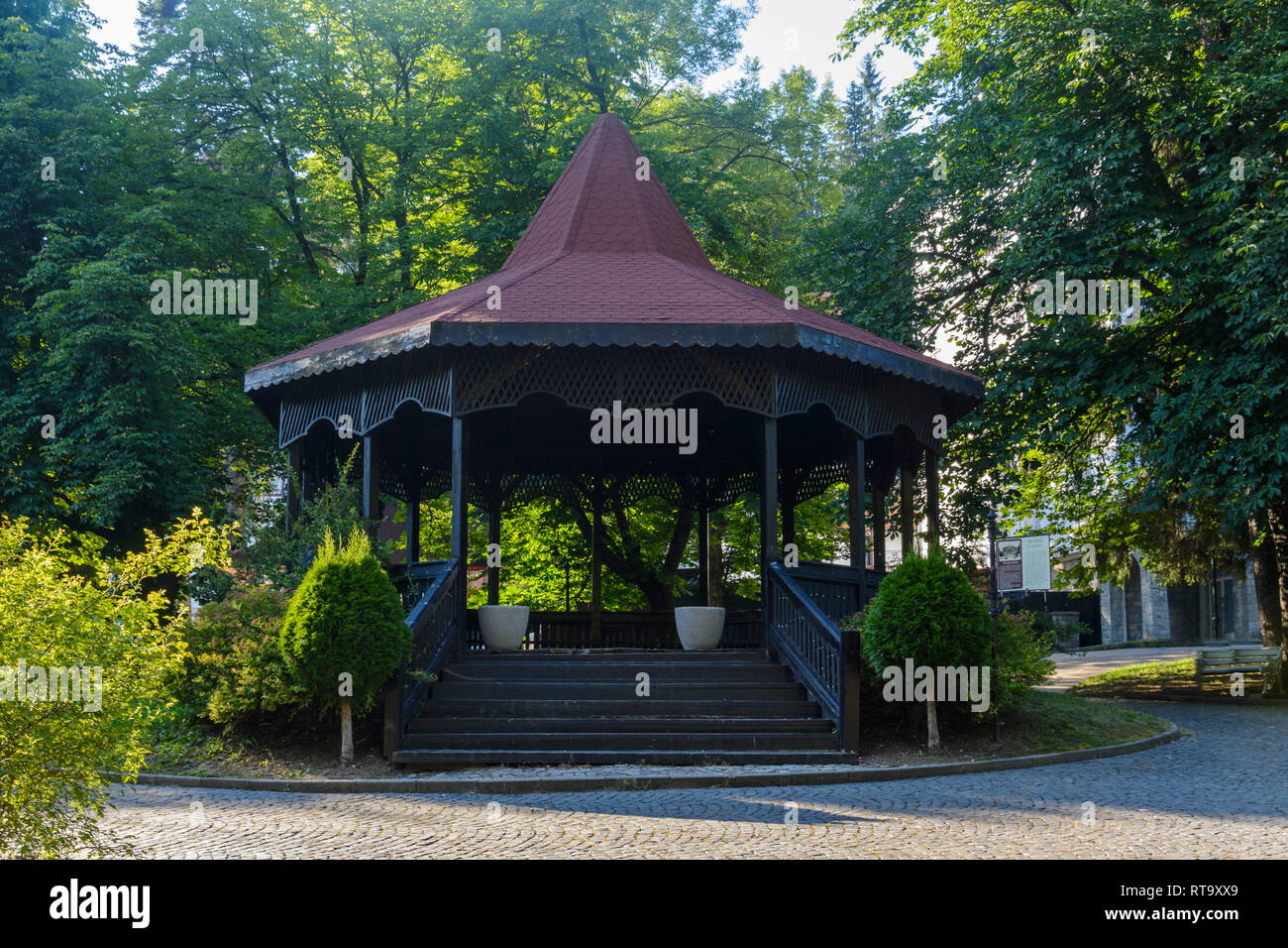 Holz- musikpavillon in einem öffentlichen Park in Sinaia, Rumänien Stockfoto