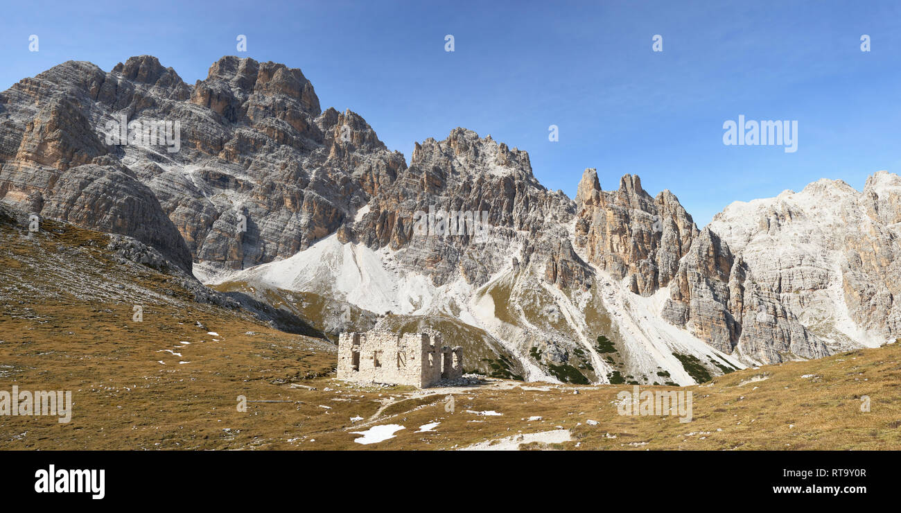Die Ruine der Rifugio Popena auf Forcella de Popena mit dem Monte Cristallo Berg hinter der Gruppe, in der Nähe von Misurina, Dolomiten, Venetien, Italien Stockfoto