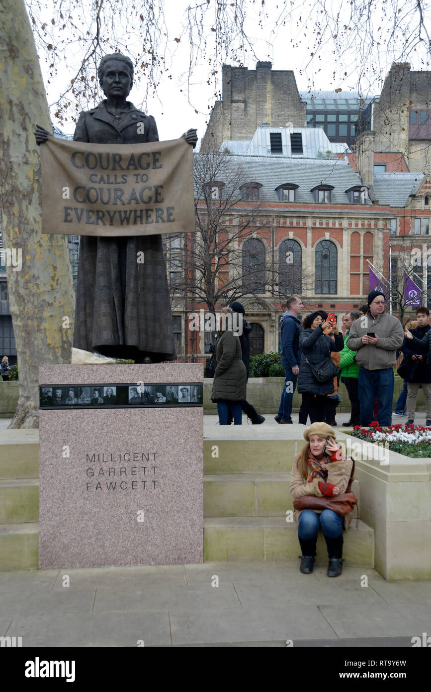 Dame von Suffragette statue sitzend, London. Stockfoto