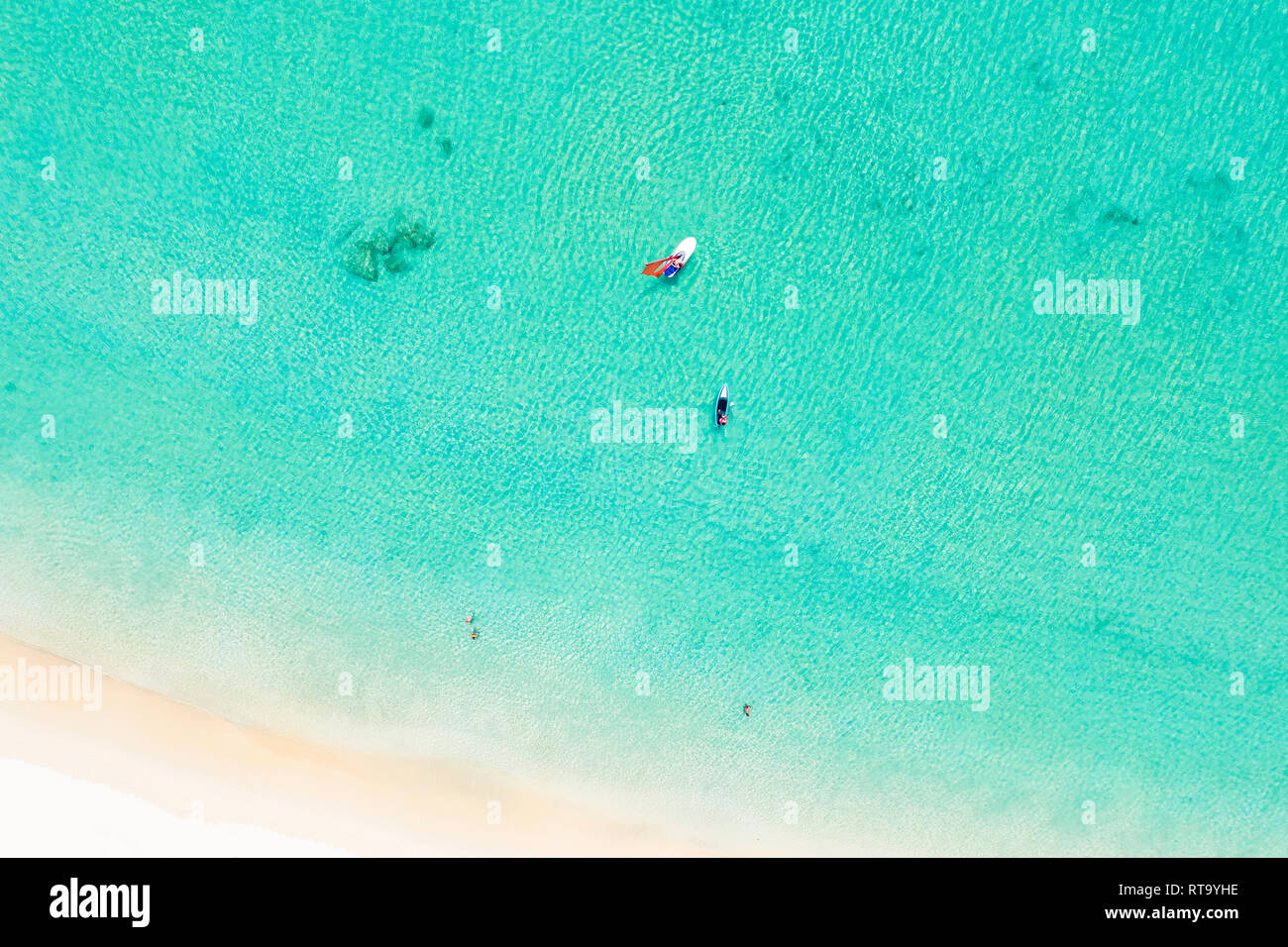 Ansicht von oben, atemberaubenden Blick auf einige touristische, Windsurfen und Stand Up Paddle Board an einem schönen, klaren und türkisfarbenen Meer, Phi Phi Isla Stockfoto