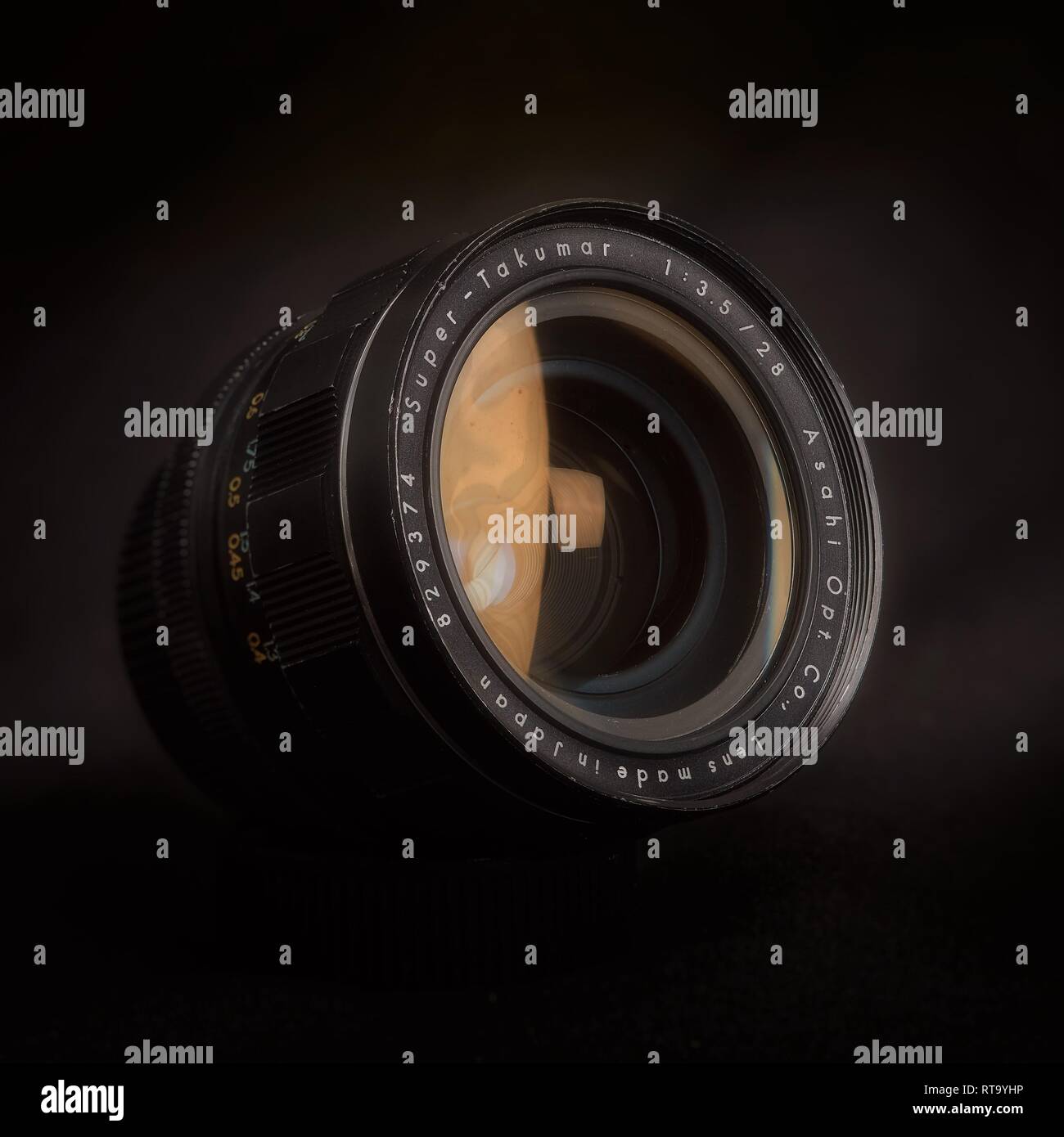 Essex, Großbritannien - 2/28/2019: 28mm Super Takumar Objektiv mit M42 mount vor einem dunklen Hintergrund. Stockfoto