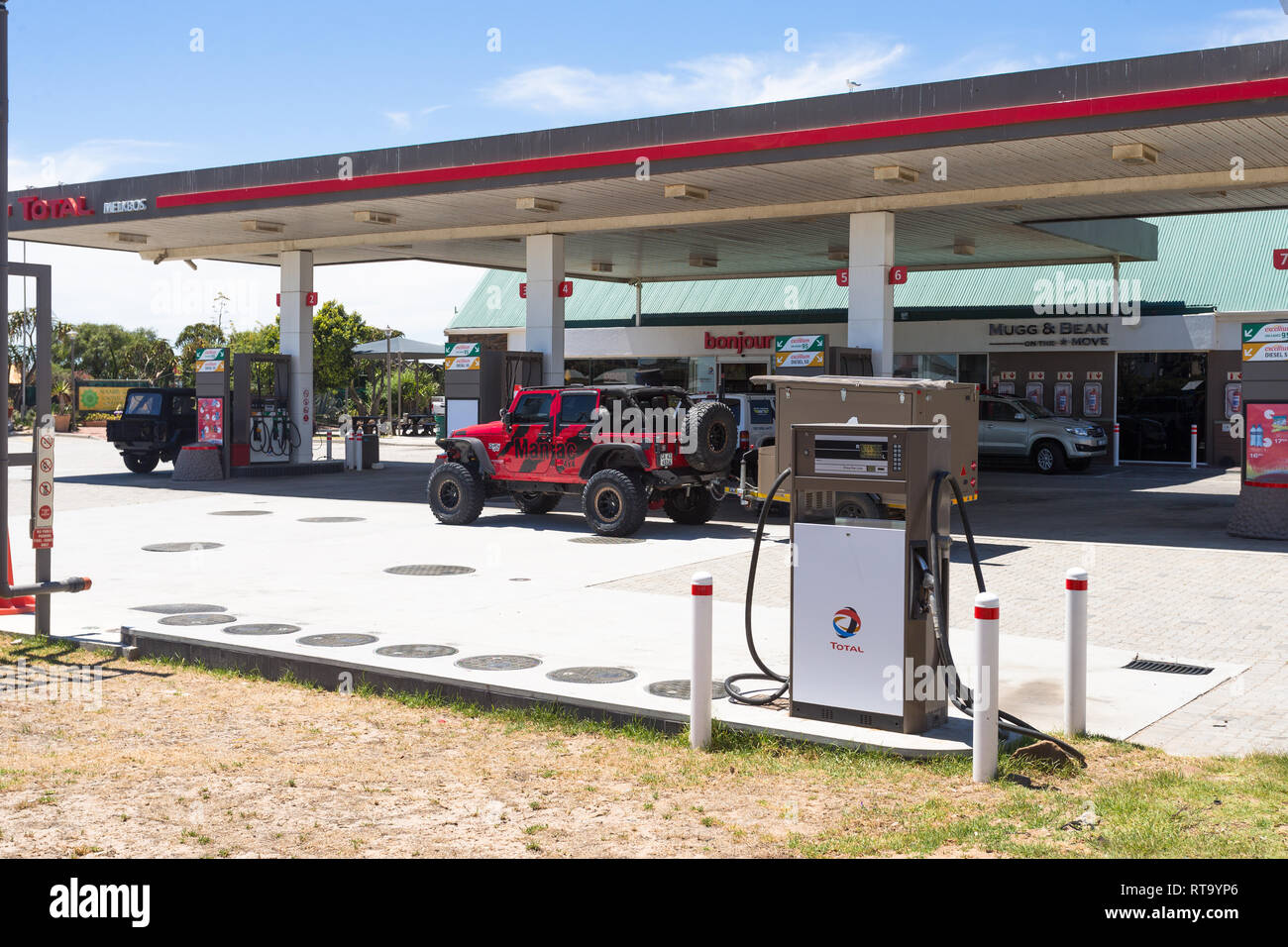 Insgesamt Benzin oder Benzin Bahnhofsvorplatz mit Autos beschäftigt, füllt sich mit Kraftstoff und unbeaufsichtigt Pumpe von Melkbosstrand, Westküste, Südafrika Stockfoto