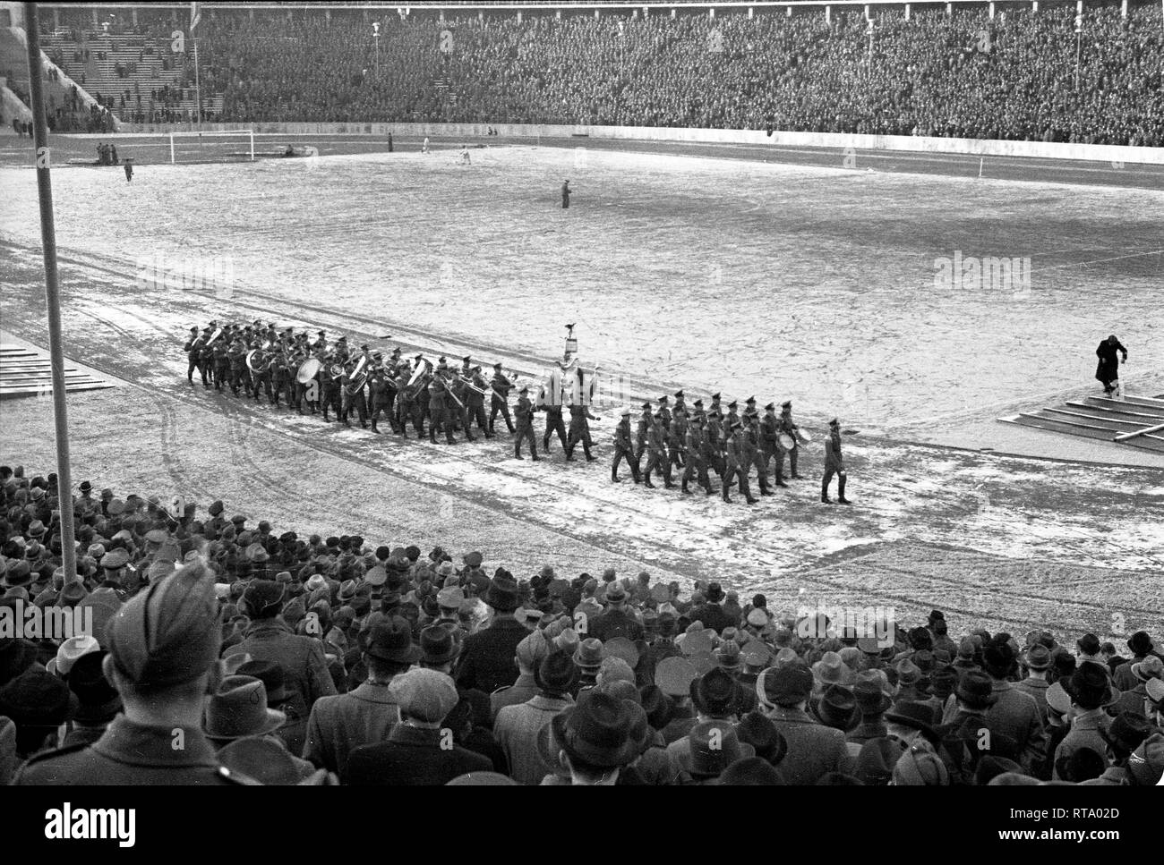 Die deutsche Band spielt für den Tschammerpokal 1940 endg. 1. Dezember 1940 Dresdner SC v FC Nürnberg am Olympiastadion in Berlin. Stockfoto