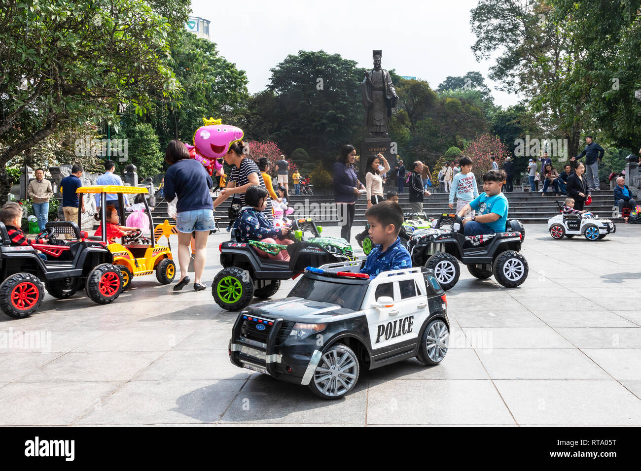Kinder spielen in Elektroautos im öffentlichen Raum in der Nähe des Hanoi Kinder Palace, Hanoi Old Quarter, Hanoi, Vietnam, Asien Stockfoto