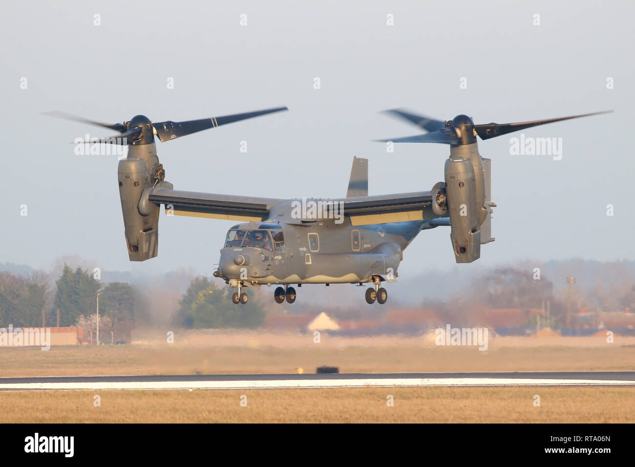 USAF CV-22B Osprey abfliegen und Klettern in der Dämmerung aus der RAF Mildenhall. Die 7 Special Operations Squadron ist der Europäische Betreiber des Art. Stockfoto