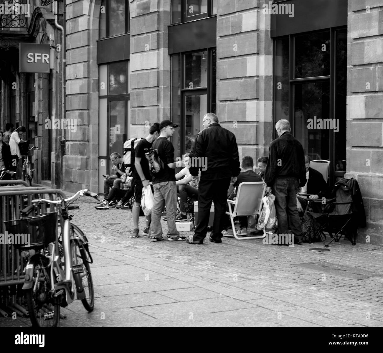 Straßburg, Frankreich - Sep 9, 2014: Kunden warten außerhalb von Apple Store vor dem Tag der Einführung der neuesten iPhone Apple Sieh iPad iMac Computer - grosse Apple Store Fassade mit computer Apple Logo Stockfoto