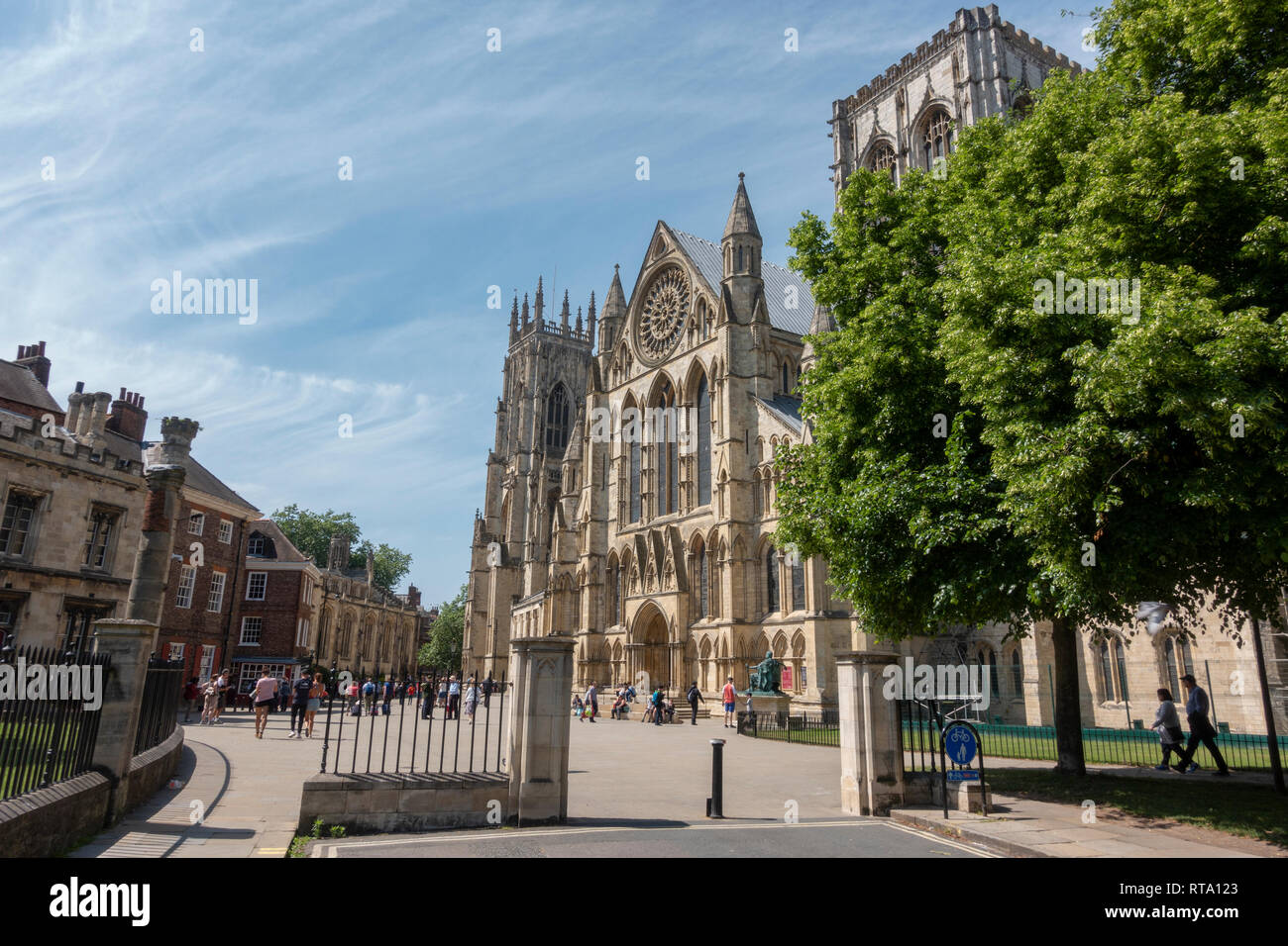 York Minster (ehemals Kathedrale und Metropolitical Kirche St. Peter in York) gesehen von Minster Hof, Stadt York, UK. Stockfoto