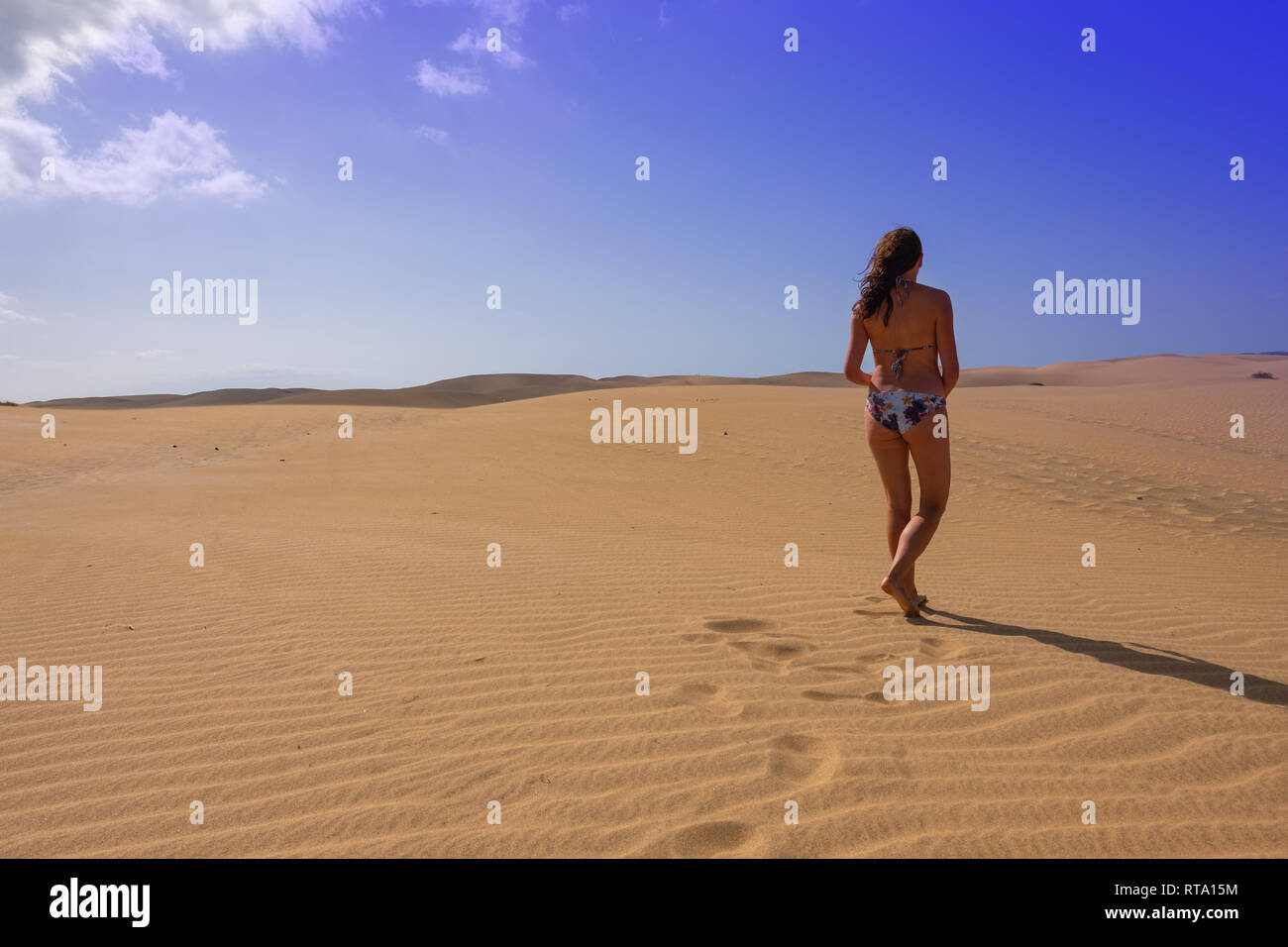 Junge dünne Frau wandern entlang der Dünen von Maspalomas, Gran Canaria Stockfoto
