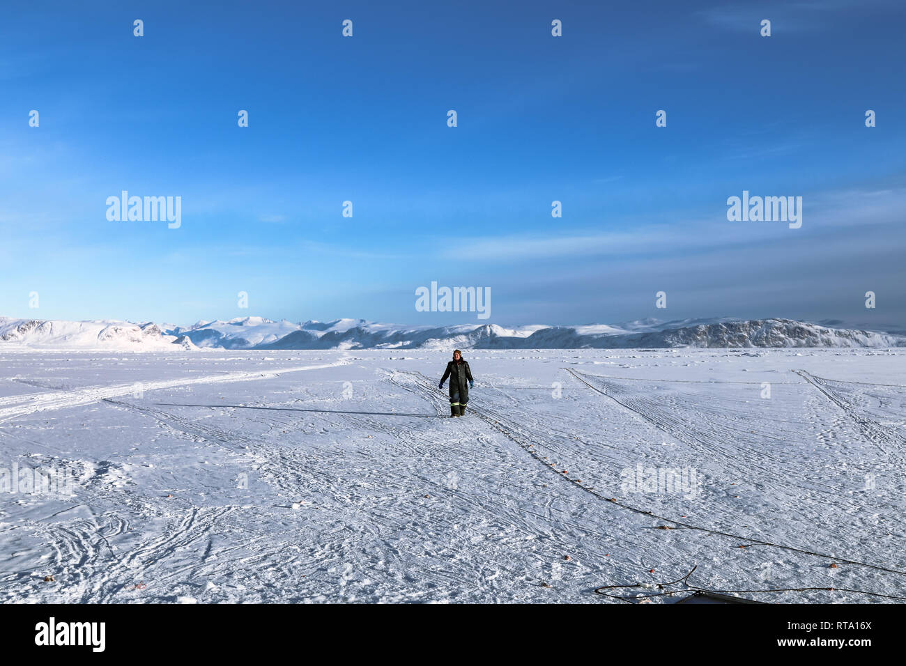 Zu Fuß über den gefrorenen Cumberland Sound holen in Angeln. Stockfoto