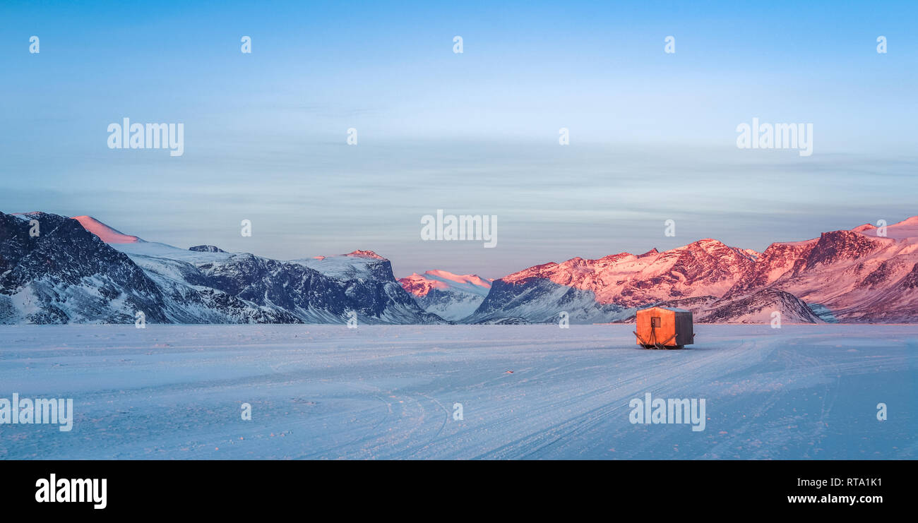 Ein einsamer Eisfischen shack sitzt auf dem Eis. Stockfoto
