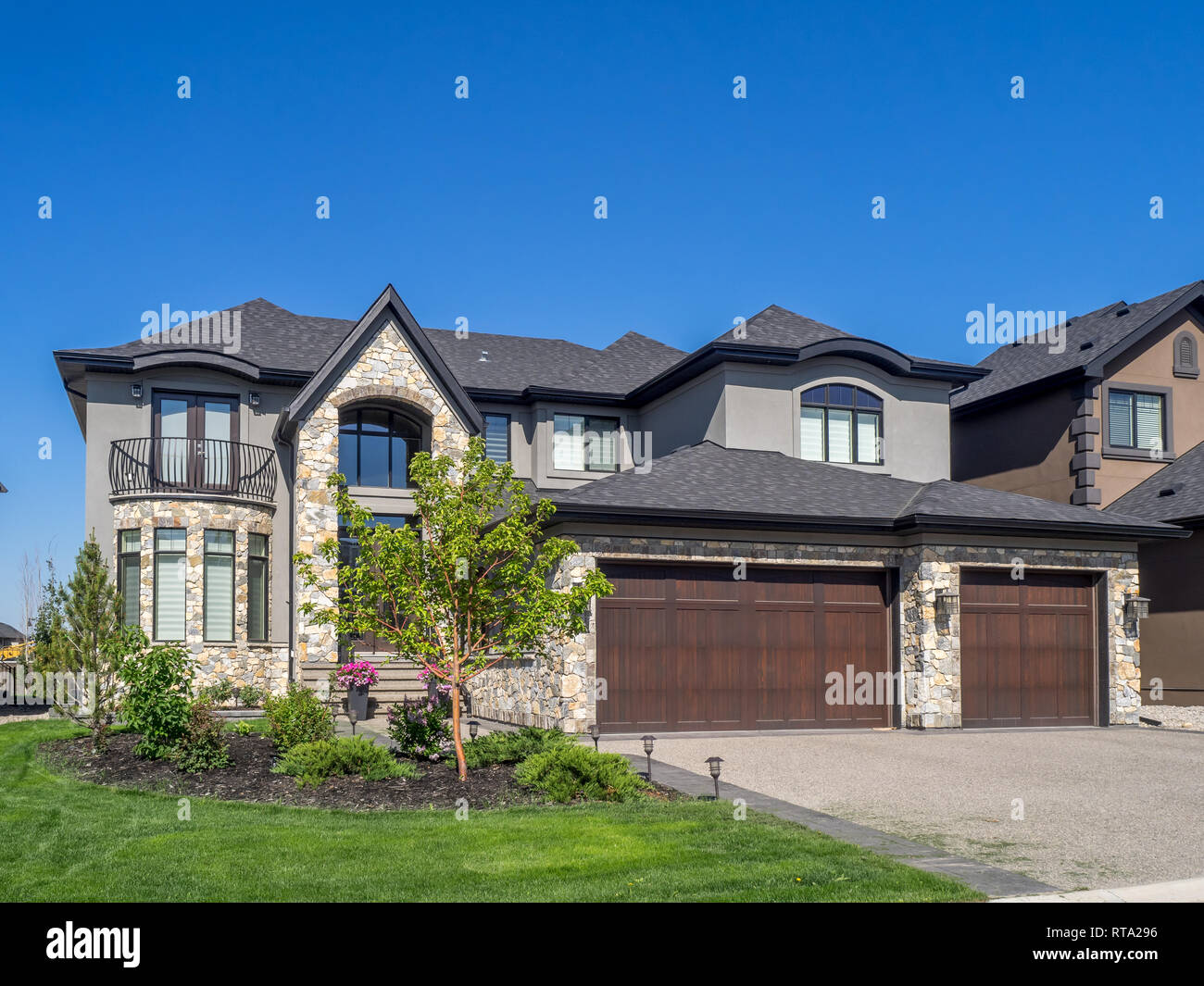 Luxus Haus Am Sonnigen Tag In Calgary Kanada Von Aussen An Einem Sonnigen Tag Genommen Jedes Haus Verfugt Uber Auffahrt Und Garage Auf Der Vorderseite Des Hauses Modern Stockfotografie Alamy