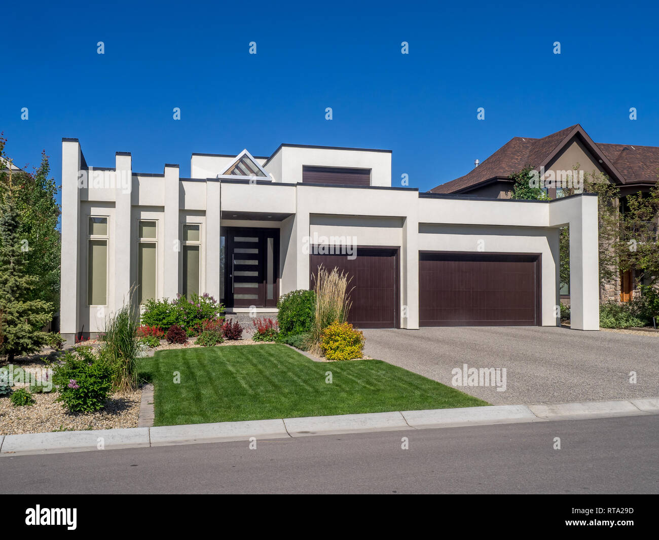 Luxus Haus Am Sonnigen Tag In Calgary Kanada Von Aussen An Einem Sonnigen Tag Genommen Jedes Haus Verfugt Uber Auffahrt Und Garage Auf Der Vorderseite Des Hauses Modern Stockfotografie Alamy