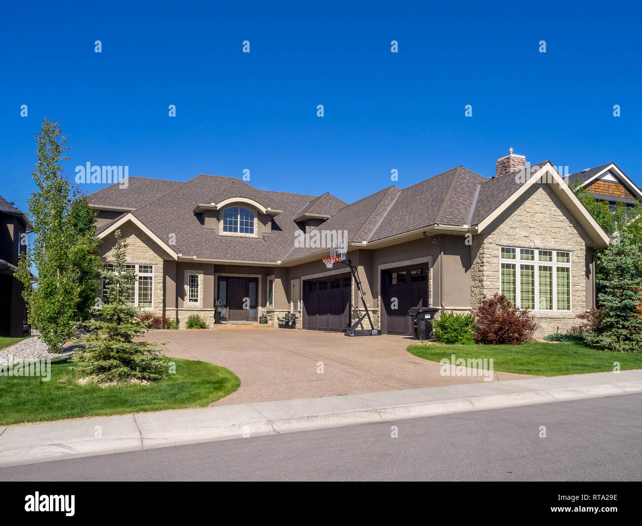 Luxus Haus Am Sonnigen Tag In Calgary Kanada Von Aussen An Einem Sonnigen Tag Genommen Jedes Haus Verfugt Uber Auffahrt Und Garage Auf Der Vorderseite Des Hauses Modern Stockfotografie Alamy