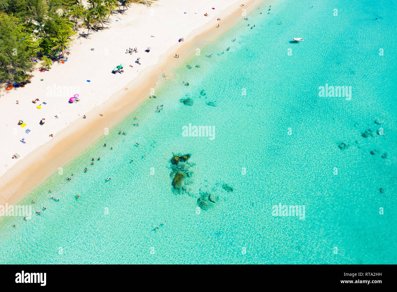 Ansicht von oben, aus der Vogelperspektive einen wunderschönen tropischen Strand mit weissem Sand, türkisklares Wasser und Menschen sonnenbaden, Surin Beach, Phuket, Thailand Stockfoto