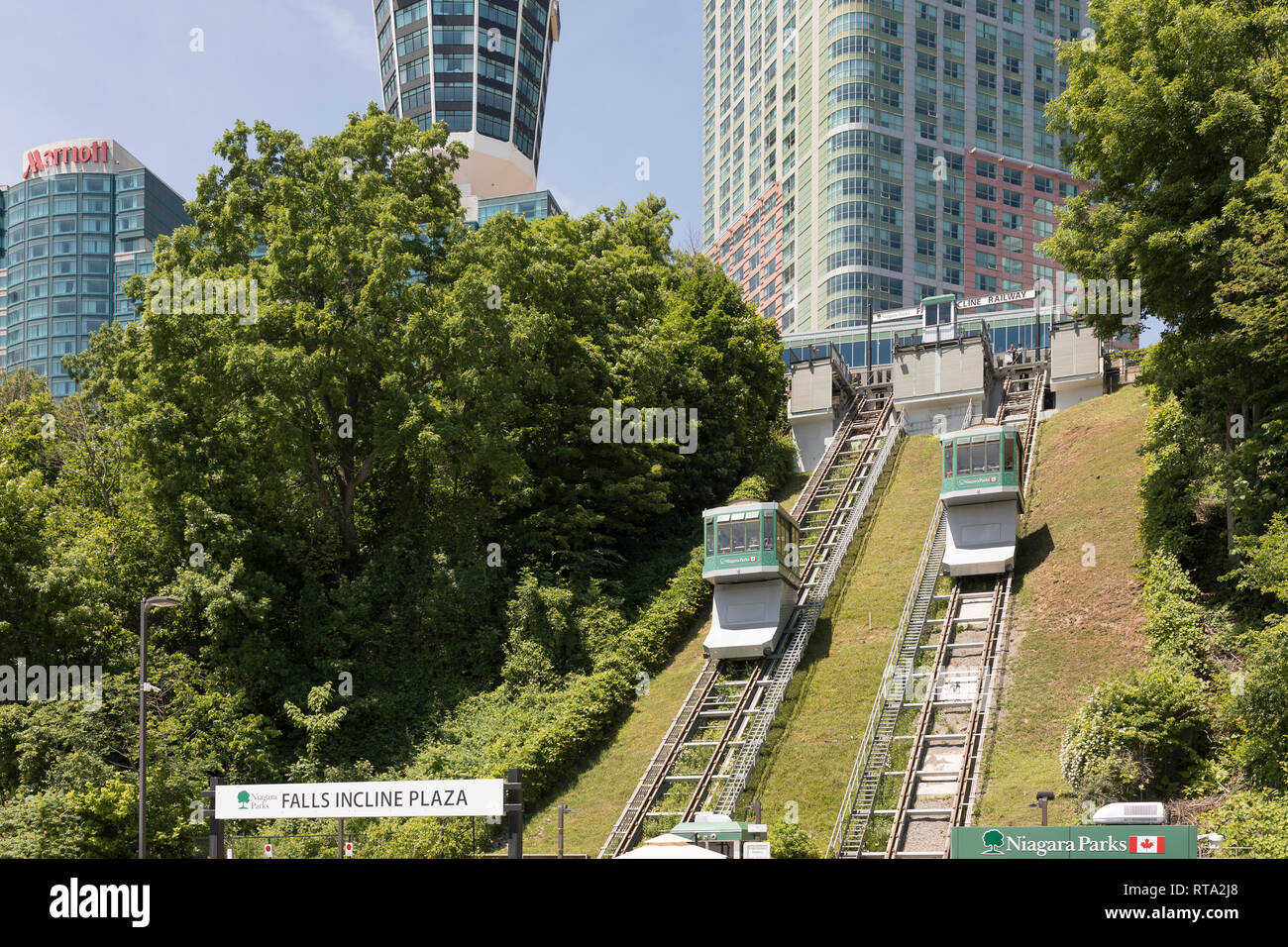 NIAGARA FALLS, ONTARIO, Kanada - 25. JUNI 2018: Blick auf die Fälle Incline Railway weiter zu den Niagara Fällen Stockfoto