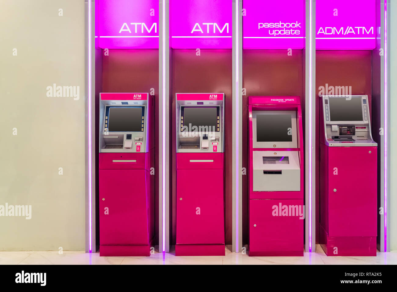 ATM (Automatic Teller Machine) ADM (Automatische Geldeinzahlungsautomat) Passbook für Cash Services und alle für die finanzielle Transaktion aktualisieren. Bank- und t Stockfoto