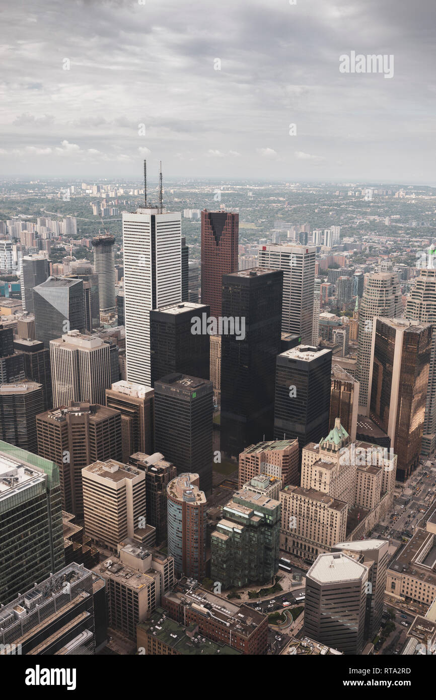 Toronto Wolkenkratzer an einem bewölkten Tag, Fotografie vom CN Tower genommen Stockfoto