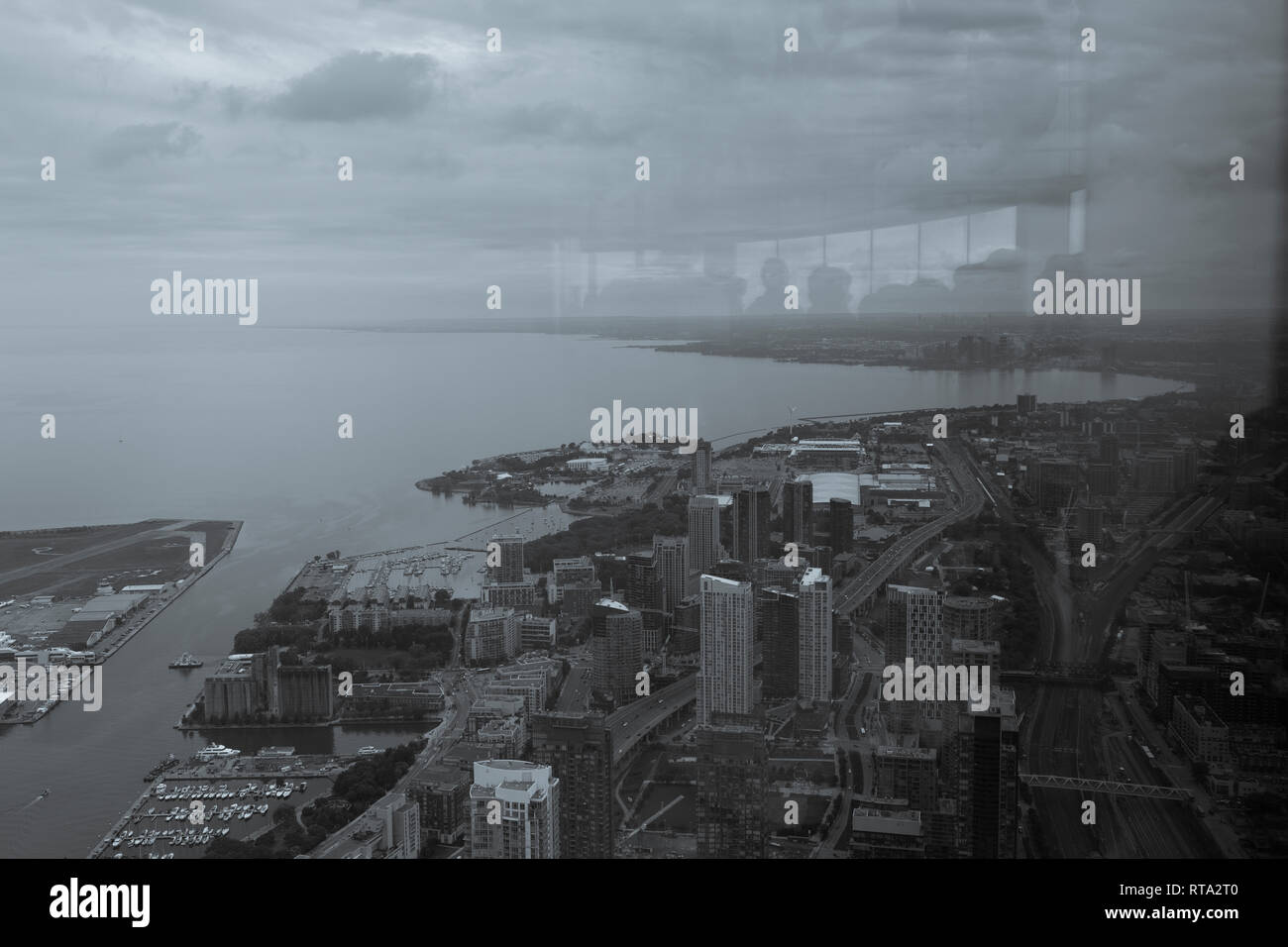 Toronto an einem bewölkten Tag, Fotografie vom CN Tower, die mit einer Reflexion des Menschen in der Stadt suchen Stockfoto