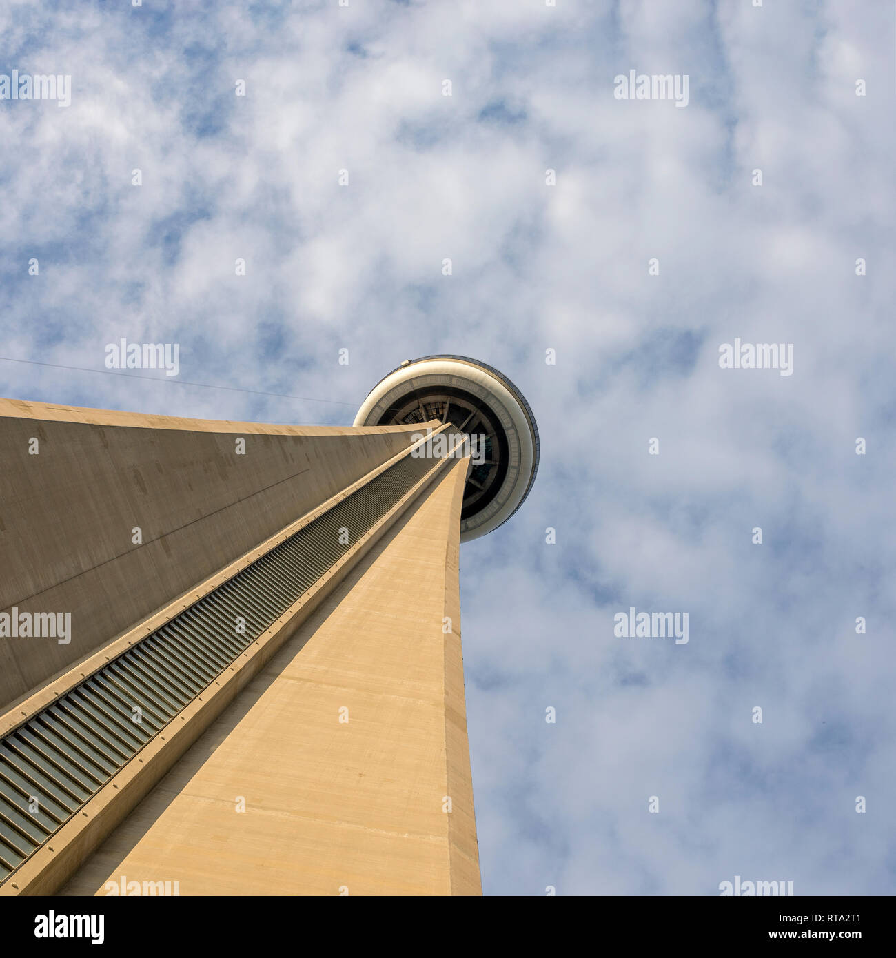 CN Tower an einem bewölkten Himmel Hintergrund in Toronto, Ontario, Kanada Stockfoto