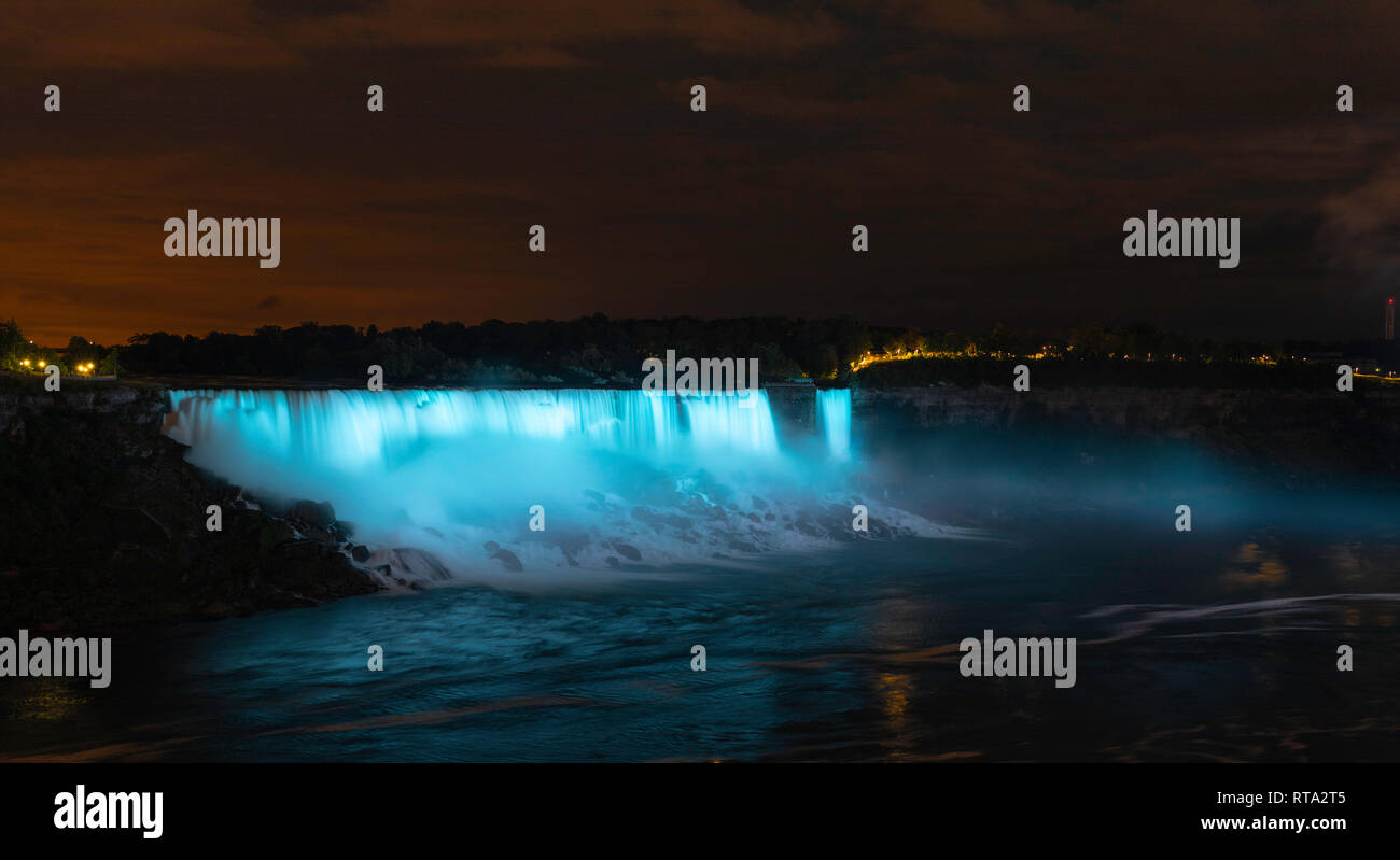 Niagara Fälle bei Nacht von kanadischer Seite gesehen, die von bunten Lichtern beleuchtet Stockfoto