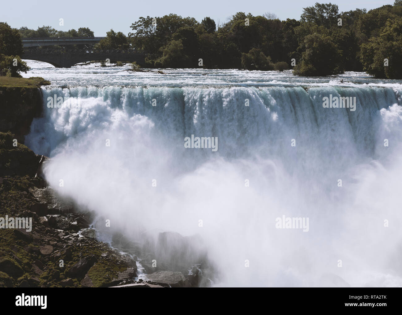 Schöne Aussicht von turbulenten Niagara Wasserfall im Sommer Stockfoto