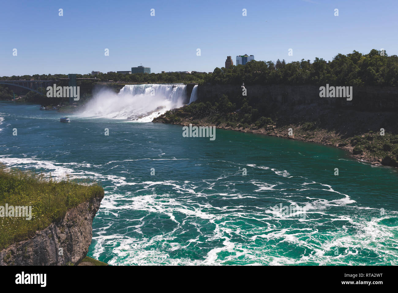 Niagara Falls. American Falls und amerikanische Seite im Hintergrund. Der berühmten Maid of the Mist tour Boot unvergessliches Erlebnis Stockfoto