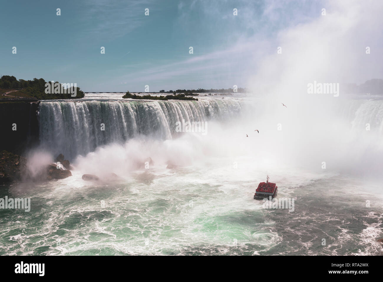 Niagara Falls berühmten Tour Boot unter Hufeisen Wasserfall im Sommer. Horseshoe Fall liegt an der Grenze der Vereinigten Staaten und Kanada Stockfoto
