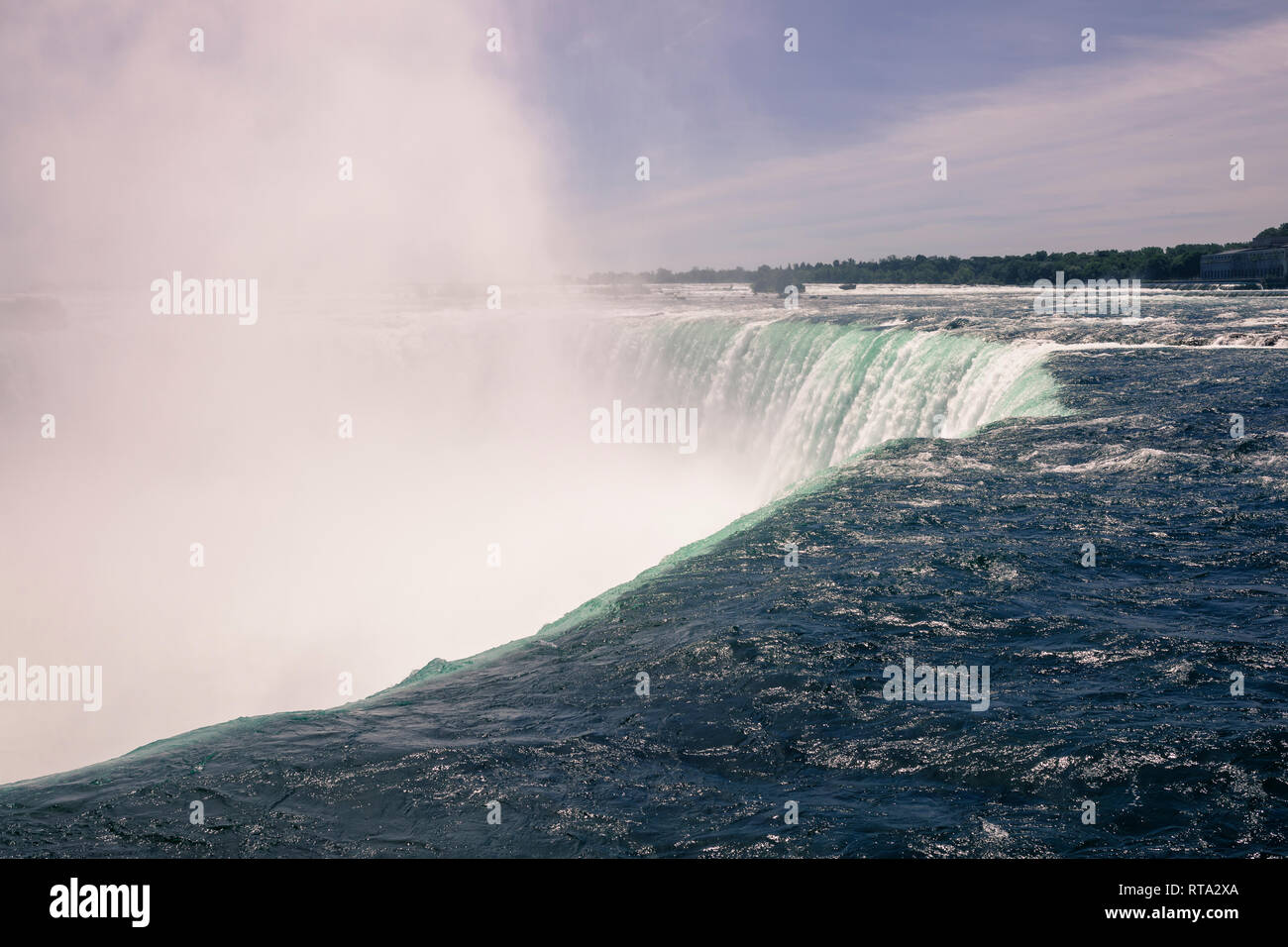 Auf der Oberseite der Niagara Fälle. Die spektakulären Horseshoe Fall, der an der Grenze zwischen den Vereinigten Staaten und Kanada liegt Stockfoto