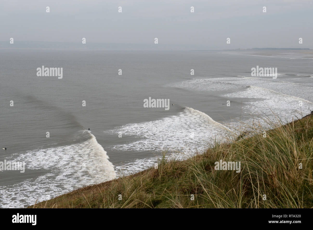 Surfen am Broughton, wo lange Wellen entlang der wilden Küste an einem stürmischen Tag bilden die perfekte Point Break für begeisterte Surfer Pause Stockfoto