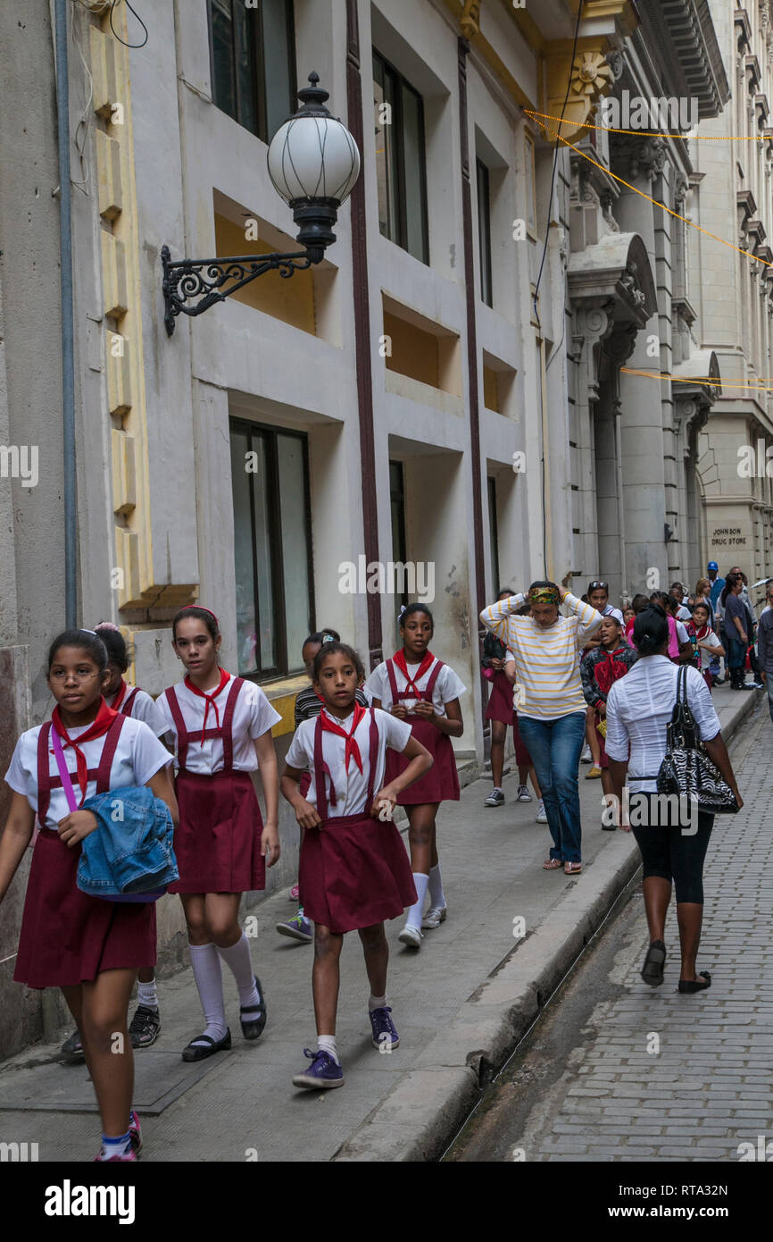 Havanna, Kuba - 18. Januar 2013: Ein Blick auf die Straßen und Plätze von Havanna. Junge Pioniere Moncadistas gehen auf die Straße zur Schule Stockfoto