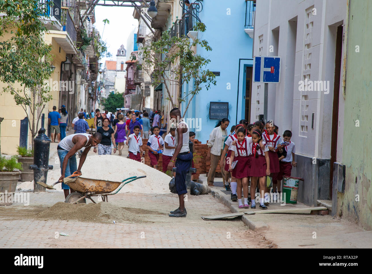 Havanna, Kuba - 24 Januar 2013: Ein Blick auf die Straßen und Plätze von Havanna. Junge Pioniere Moncadistas gehen auf die Straße zur Schule Stockfoto