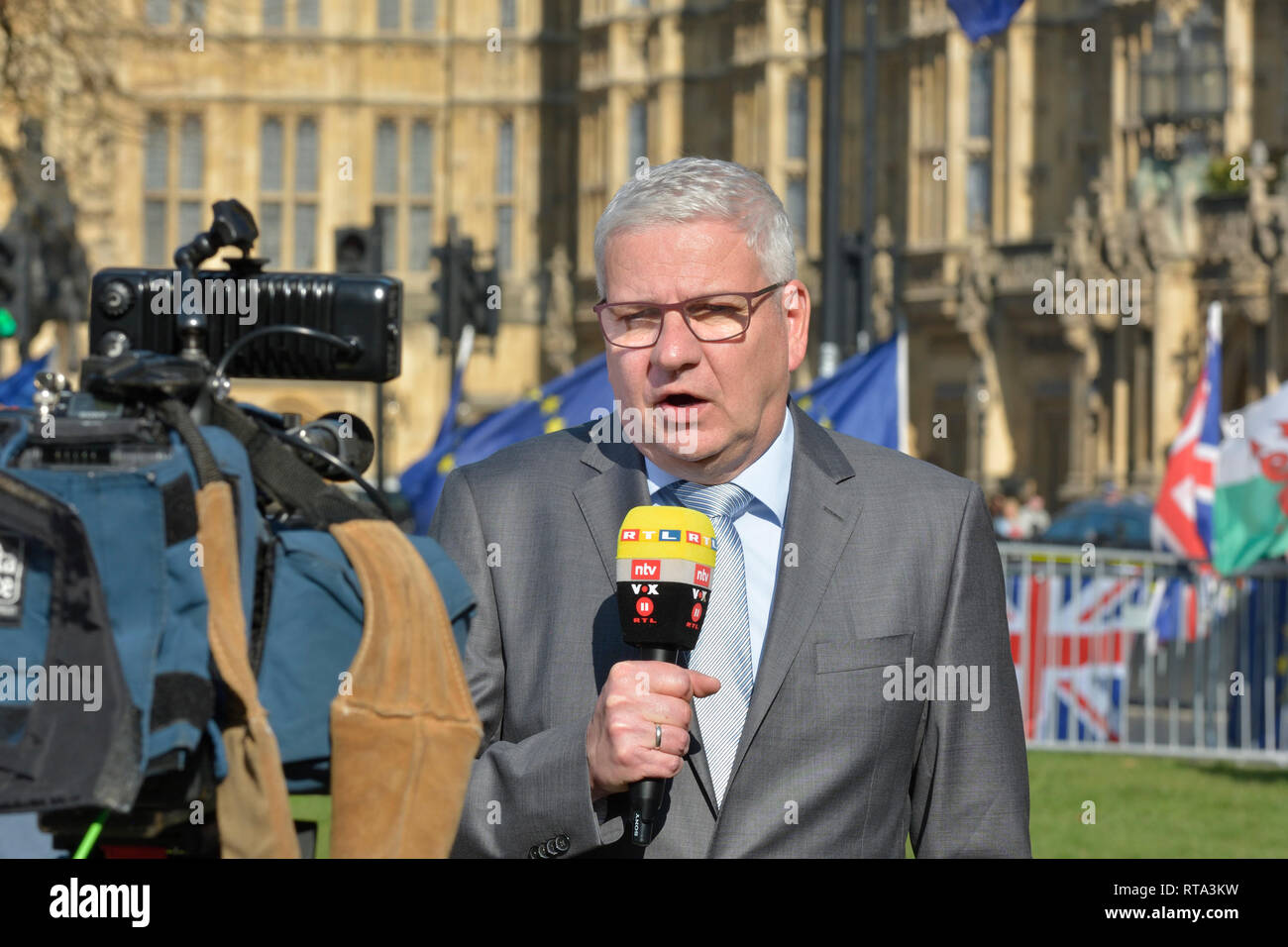 Carsten Lueb - RTL/NTV-Reporter in London - Berichterstattung von Westminster auf Brexit für Deutsche TV, Feb 2019 Stockfoto