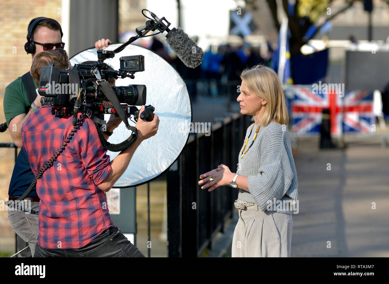 London, England, Großbritannien. Das Team der Fernsehkameras filmte ein Interview mit einem Reflektor über College Green, Westminster Stockfoto