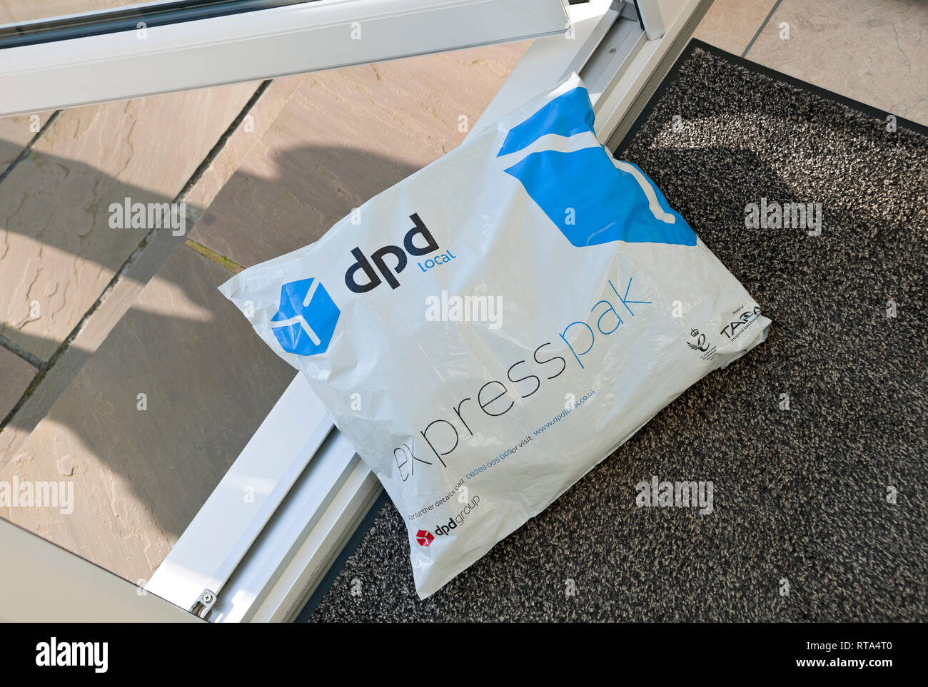 DPD lokale Expresspak Paket Paket Paket in der Tür des Hauses verlassen  England Großbritannien GB Großbritannien Stockfotografie - Alamy