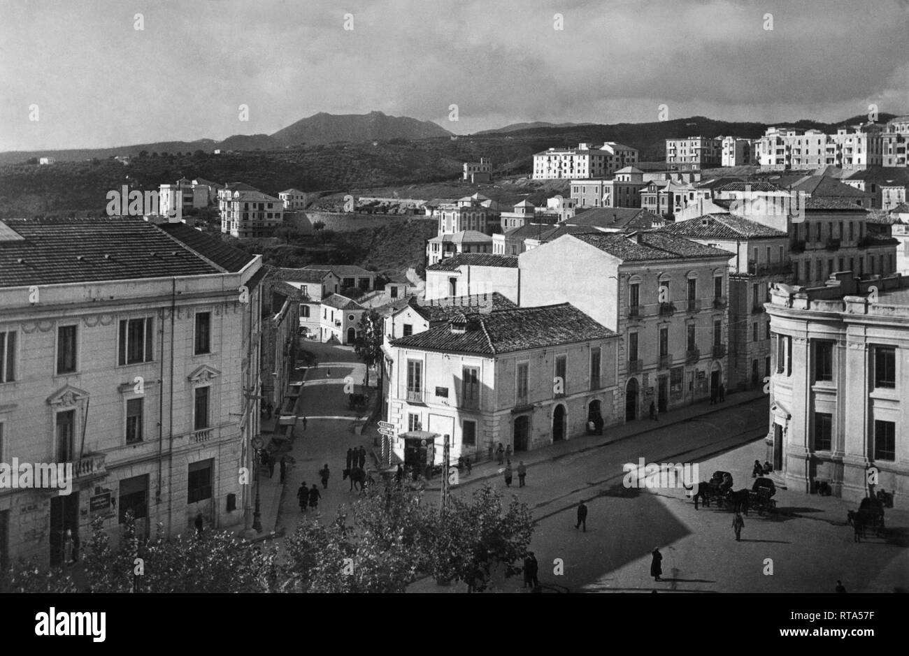 Italien, Kalabrien, Catanzaro, neue Stadtteile und Mount tiriolo an der Unterseite, 1940-50 Stockfoto