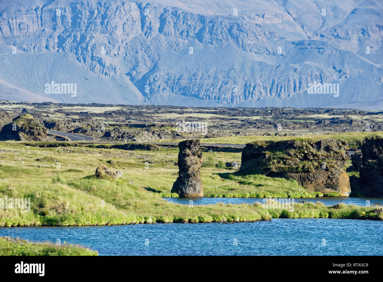 Vulkanische Felsformationen aus Lava-Röhren bei Dimmuborgir am See Myvatn, Island Stockfoto