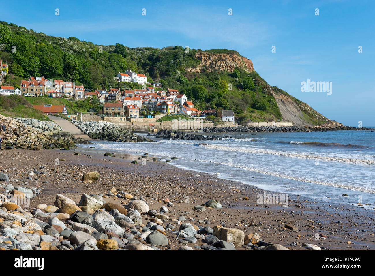 Ein sonniger Frühlingsmorgen an [Songbook] Bay an der Küste von North Yorkshire, England. Dorf auf dem Cleveland so weit weg. Stockfoto