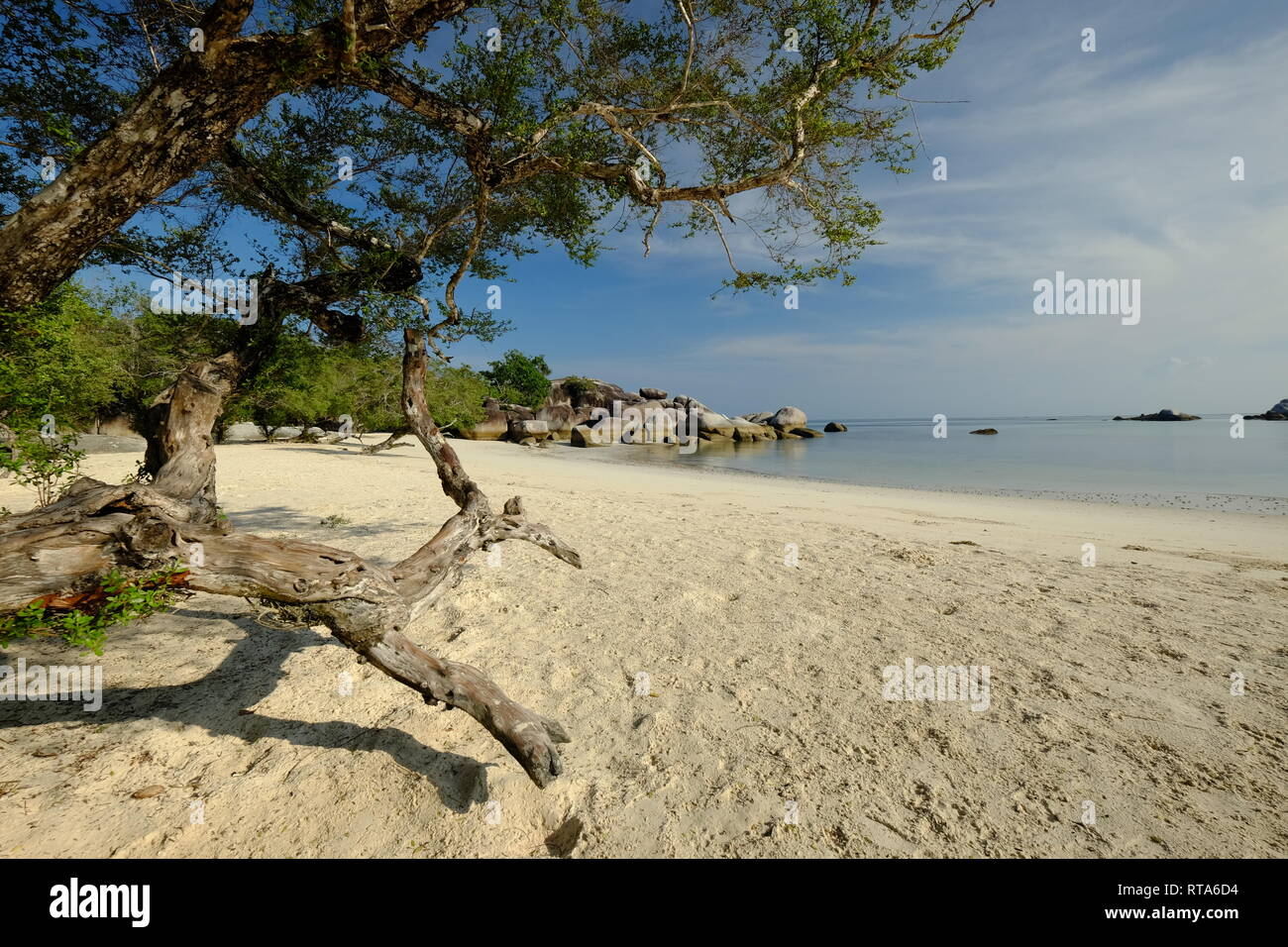 Keindahan pantai Tanjung tinggi, Pasir Putih, Yang, langit biru Dan hamparan Batu Granit yang Indah Stockfoto