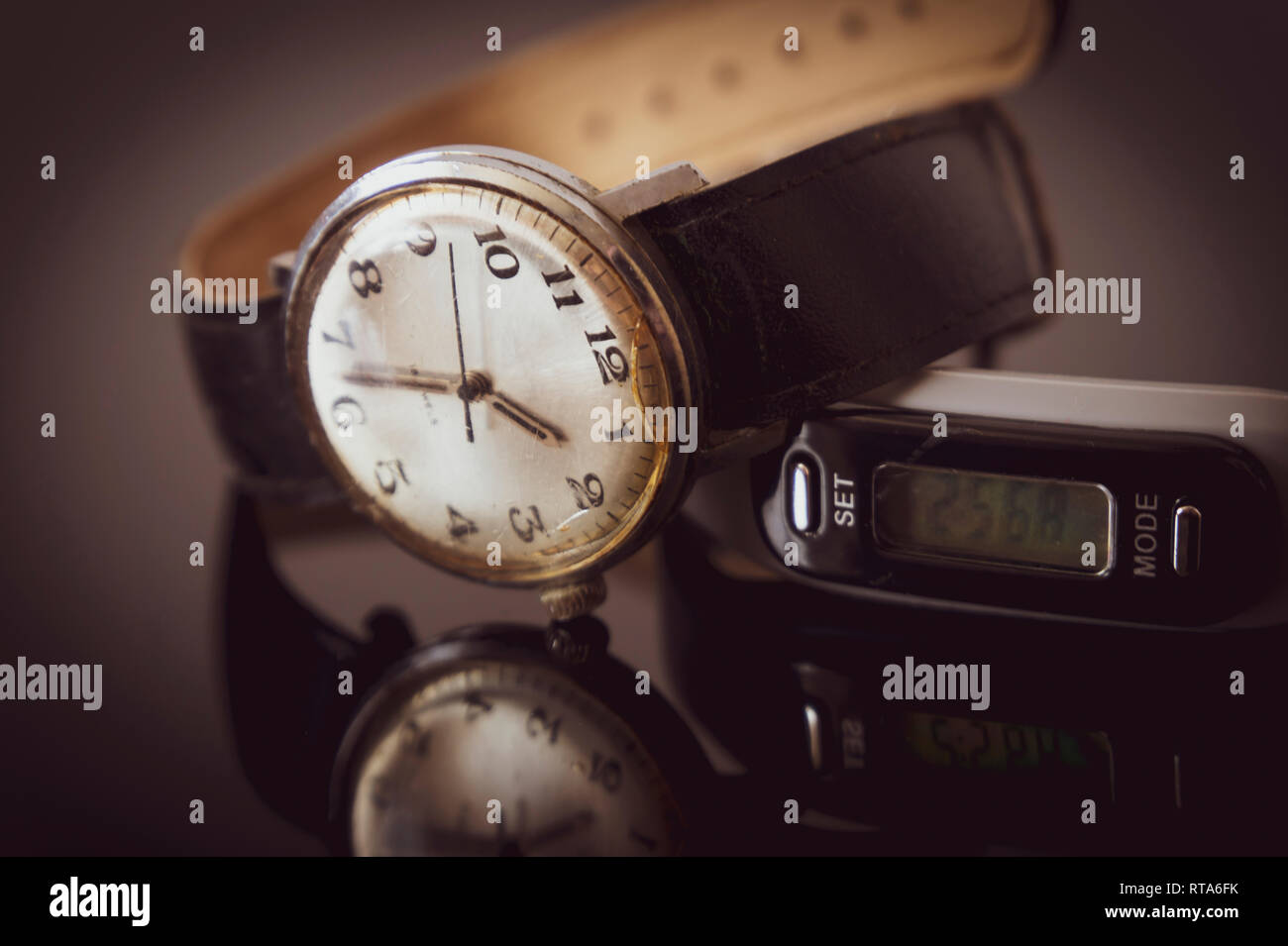 Beleuchtete Zifferblatt der Armbanduhr auf einem Tisch in der Nacht in der  Nähe zu sehen, konzeptionelle der Zeit wider Stockfotografie - Alamy