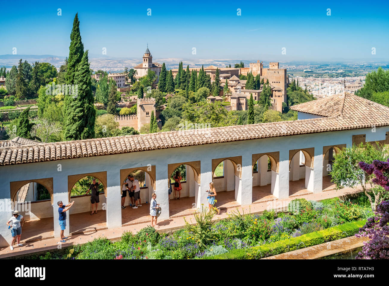 Menschen besuchen den Patio de la Acequia im Palacio de Generalife in Granada Andalusien Spanien Stockfoto