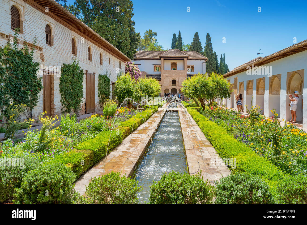 Menschen besuchen den Patio de la Acequia im Palacio de Generalife in Granada Andalusien Spanien Stockfoto