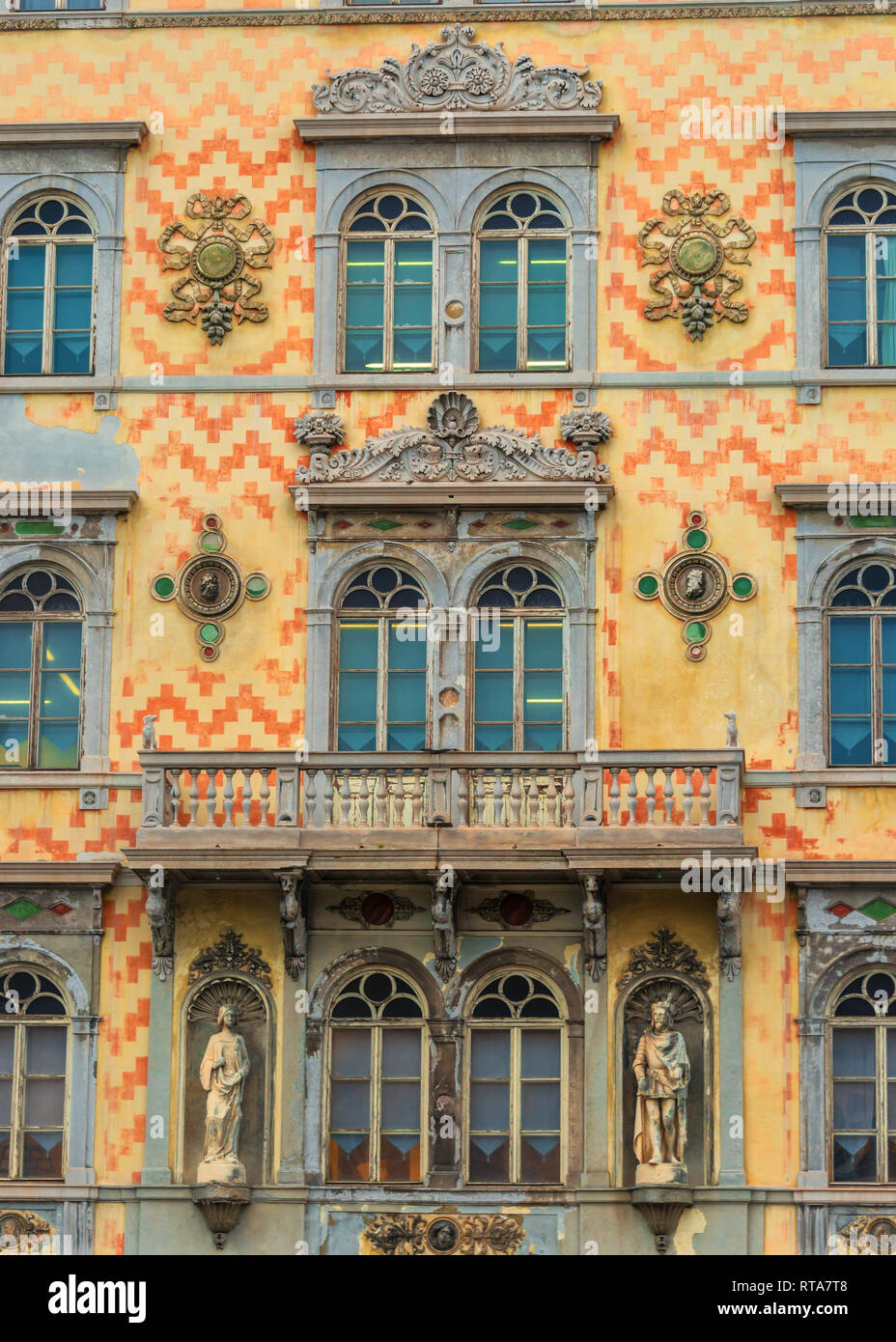 Vintage historische Fassade mit drei antiken Windows Dekorationen in Triest, Italien. Italienische Architektur Stockfoto