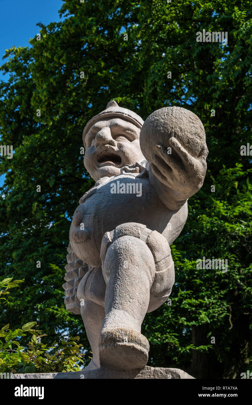 Weißer Marmor Zwerge am Eingang der Zwerg Garten (zwerglgarten) spielen Pallone Spiel. Zwerg Garten ist ein Teil der Mirebell Palace Stockfoto