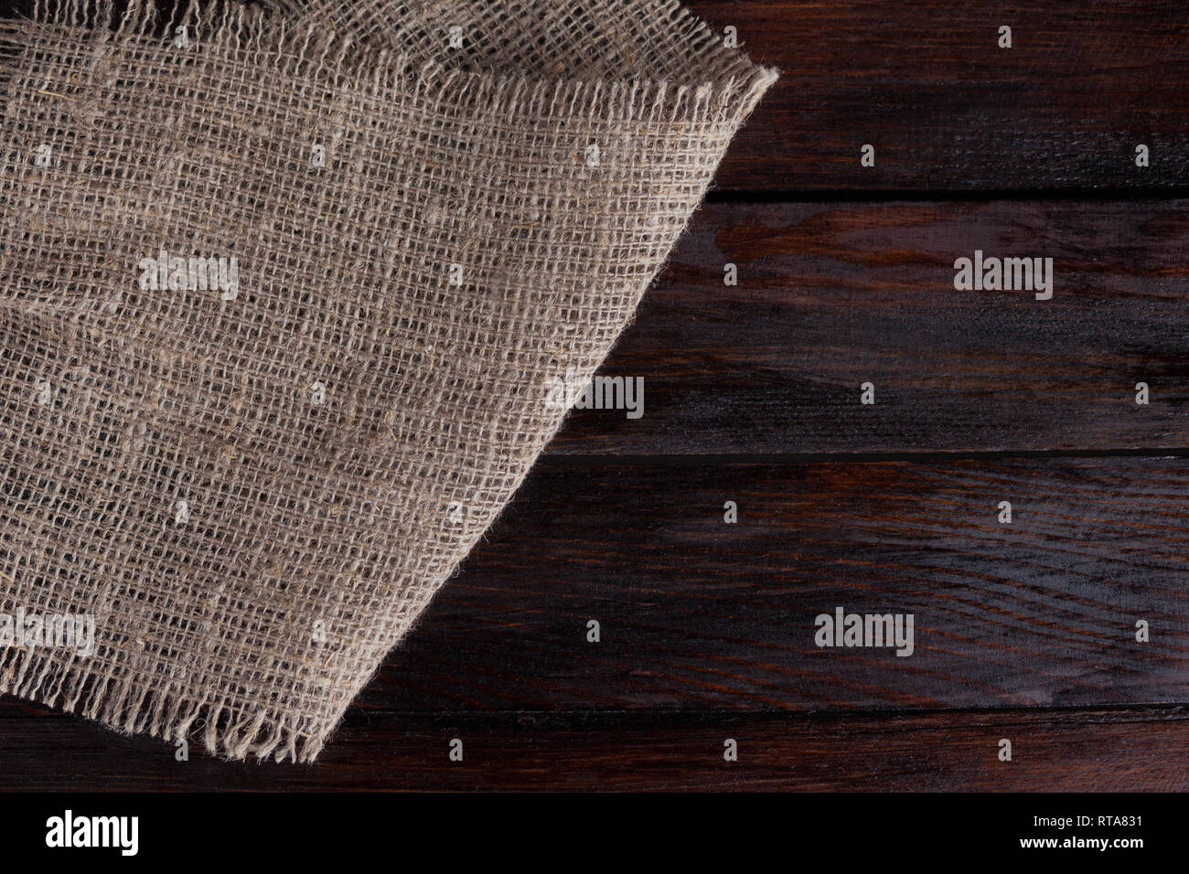 Retro alte Flachs Gewebe. Stück auf dunklen vintage Holz- Hintergrund. Stockfoto