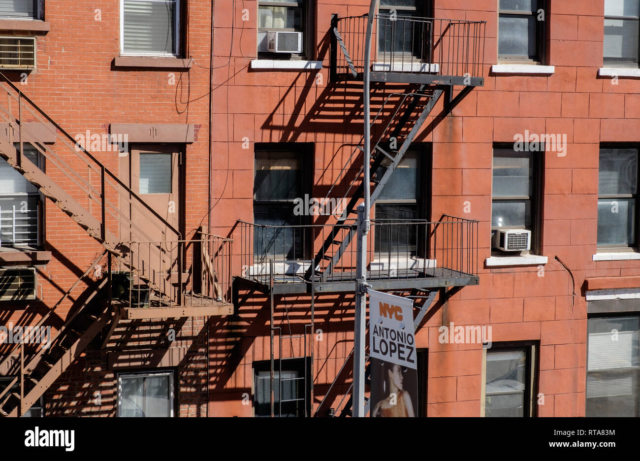 Wohn- brownstone und Backsteinbauten mit Feuer entkommt in Chelsea, New York, mit Zeichen für Antonio Lopez. Mar 18, 2018 Stockfoto