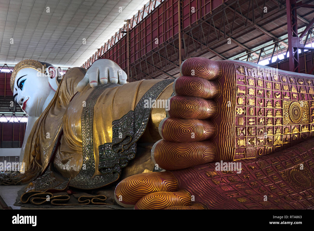 Die riesigen Liegenden Buddha Der chaukhtatgyi Tempel in Yangon, Myanmar (Birma). Stockfoto