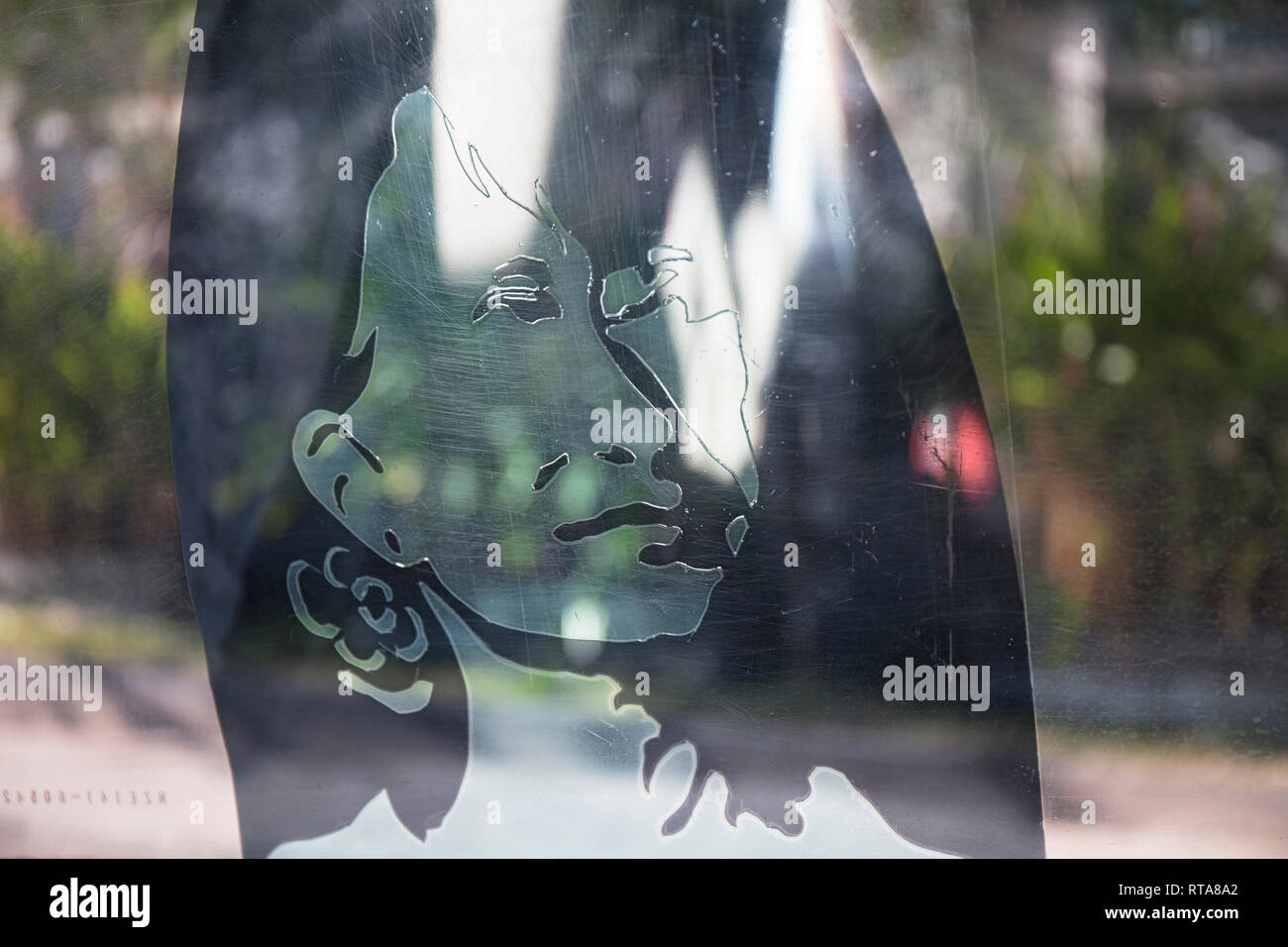 Das Bild von Aung San Suu Kyi auf ein Fenster für ein Taxi in Yangon, Myanmar (Birma). Stockfoto