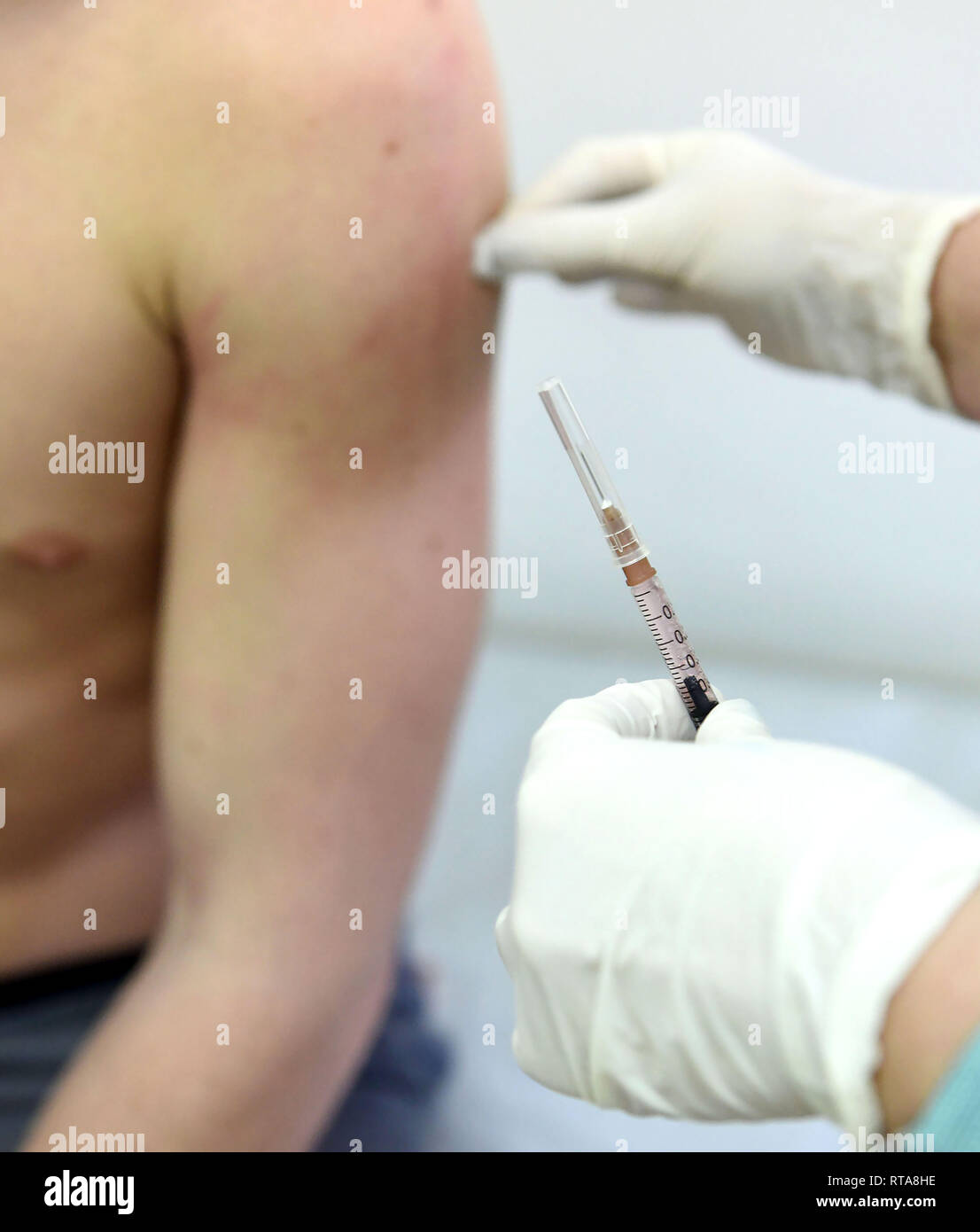 Krankenschwester verwaltet einen Impfstoff zu einem Jugendlichen Impfung, Epidemie, Gesundheit. Stockfoto