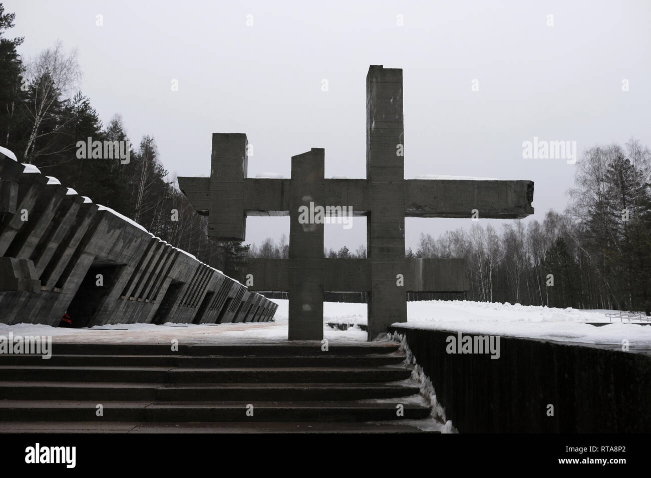 Schnee bedeckt die "Gedächtnismauer" in der nationalen staatlichen Gedenkstätte "Chatyn" der Republik Belarus für alle Opfer der deutschen Besatzung während des Zweiten Weltkriegs und erinnert insbesondere an die mehr als 600 "verbrannten Dörfer", die zusammen mit ihren Bewohnern, Wurden durch die Nazi-Politik der "verbrannten Erde" in Weißrussland zerstört. 60 Kilometer nördlich von Minsk. Stockfoto