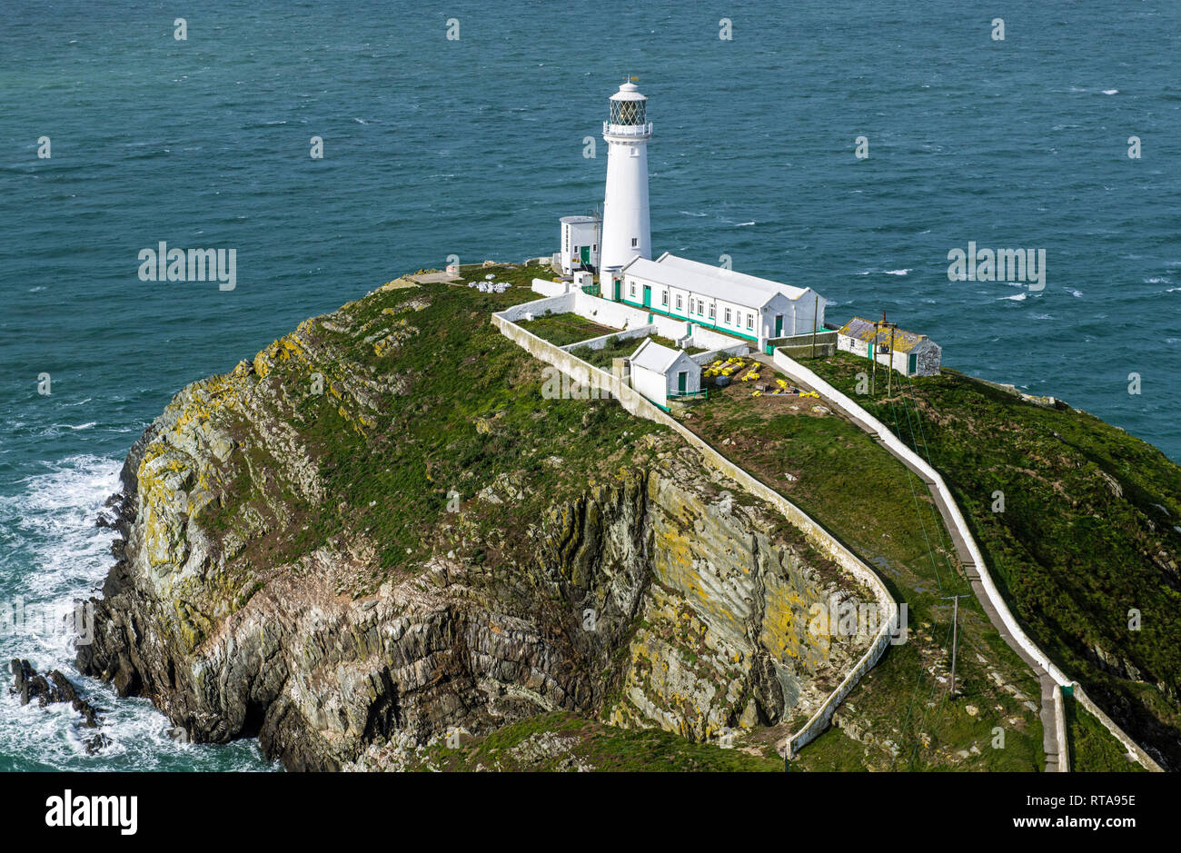 South Stack Leuchtturm in der Nähe von Holyhead, Anglesey. Dieser Bereich ist von der RSPB verwaltet und ist beliebt bei Besuchern und Touristen. Stockfoto